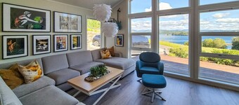 Vackert hem i Bjørøyhamn med havsutsikt