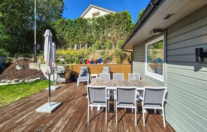 Outdoor dining - Beautiful home in Bjørøyhamn with house sea view (Bjørøyhamn)