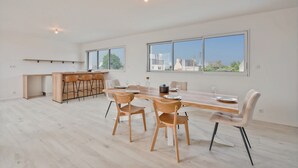 Une cuisine spacieuse et moderne avec un coin repas.
