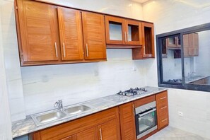 Fridge, microwave, oven, stovetop - Furnished 1 bedroom apartment BALI (Appart 203). KGV PRESTIGE RESIDENCE (DOUALA). (Douala)
