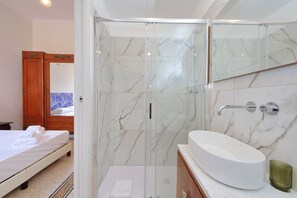 Douche, séchoir à cheveux, bidet