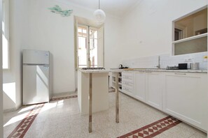 Réfrigérateur, four, plaque de cuisson, lave-vaisselle