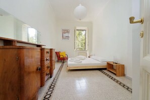 2 bedrooms, iron/ironing board, travel cot, free WiFi