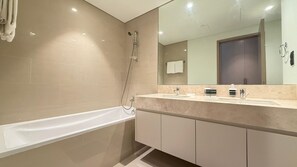 Departamento estándar, 2 habitaciones | Baño | Bidet, toallas, jabón, shampoo 