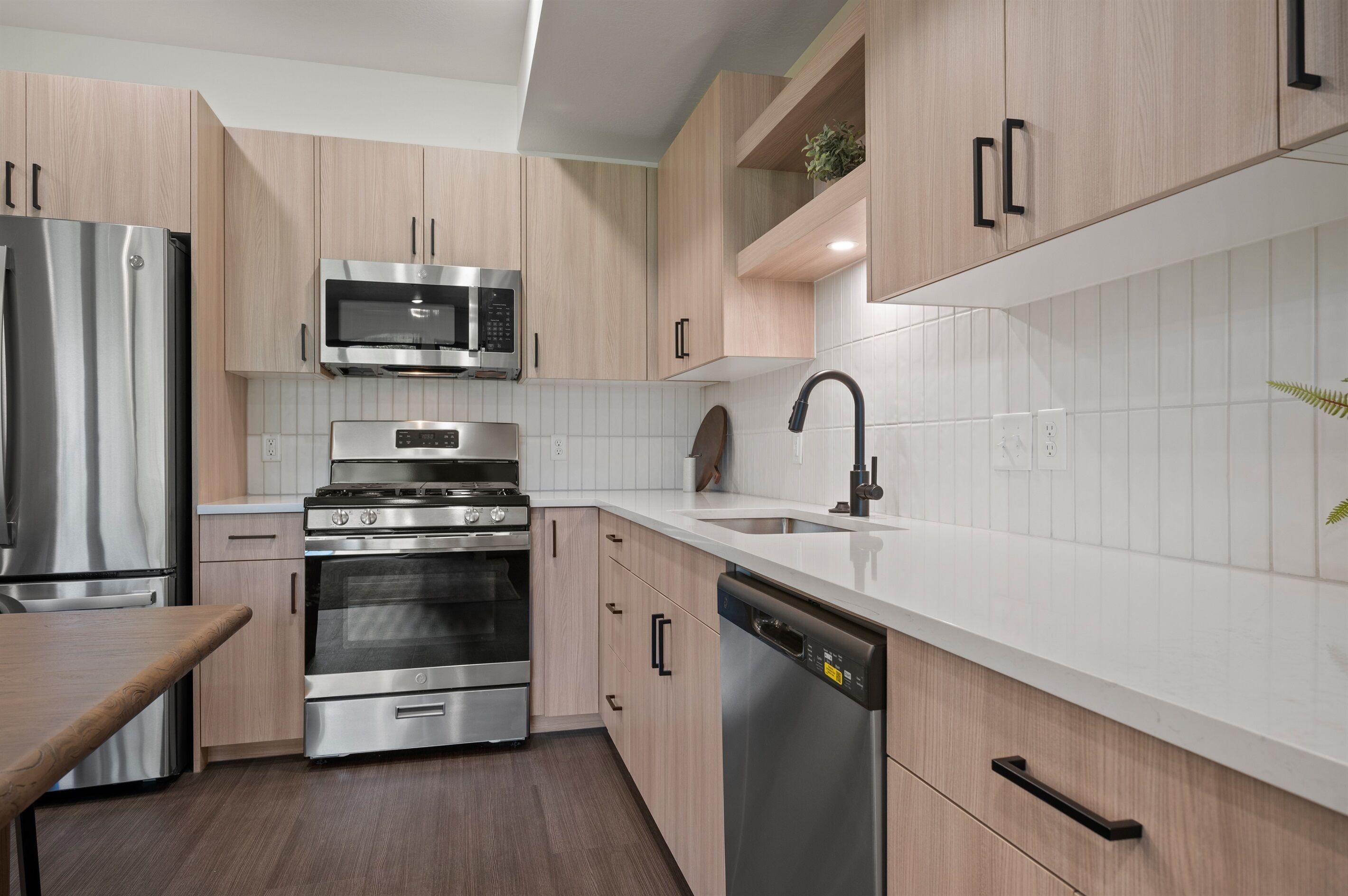 Refrigerador, microondas, horno y parrilla de estufa 