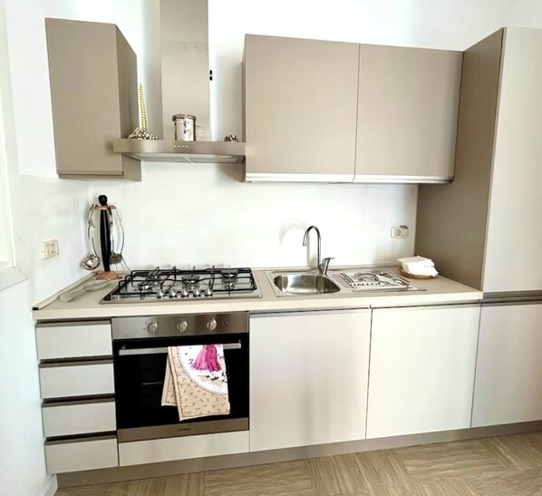 Microondas, horno, placa de cocina, lavavajillas