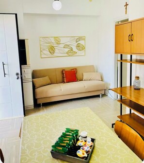 TV - Ennio House. Enjoy relaxing in this charming one-bedroom apartment in Scerni. (Scerni)