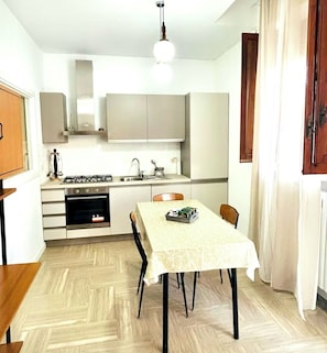 Microonde, forno, piano cottura, lavastoviglie