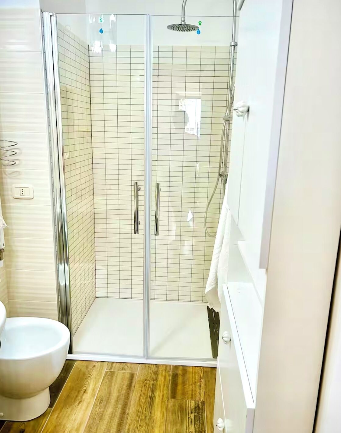 Hårtork, bidé, handdukar och tvål