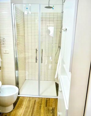 Hair dryer, bidet, towels, soap - Ennio House. Enjoy relaxing in this charming one-bedroom apartment in Scerni. (Scerni)