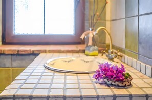 Douche, séchoir à cheveux, serviettes fournies