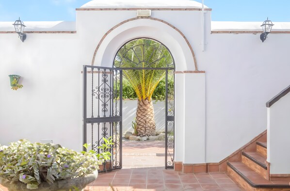 Exterior detail - Apartment 'El Pino' with Shared Pool, Air Conditioning and Wi-Fi (Barbate)