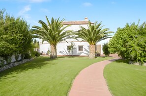 Property grounds - Apartment 'El Pino' with Shared Pool, Air Conditioning and Wi-Fi (Barbate)