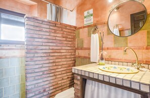 Douche, sèche-cheveux, serviettes fournies