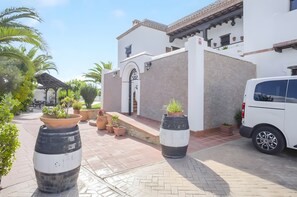 Property grounds - Apartment 'El Olivo' with Shared Pool, Wi-Fi and Air Conditioning (Barbate)