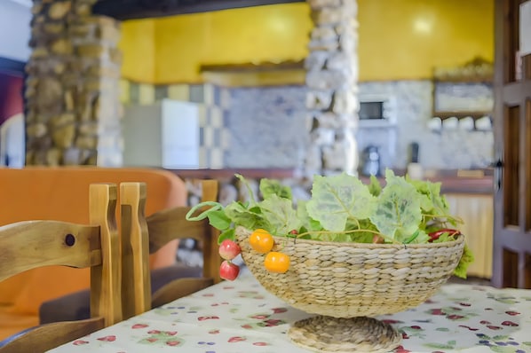 A wicker bowl with fresh greens and cherry tomatoes on a table with a floral tablecloth. - Apartment 'El Nogal' with Shared Pool, Wi-Fi and Air Conditioning (Barbate)