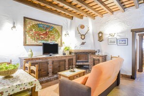 Televisión y chimenea 
