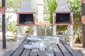 Outdoor dining - Apartment 'El Almendro' with Shared Pool, Wi-Fi and Air Conditioning (Barbate)
