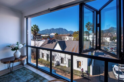De Waal Grandeur Apartment - Stellenbosch CBD Luxury Stay