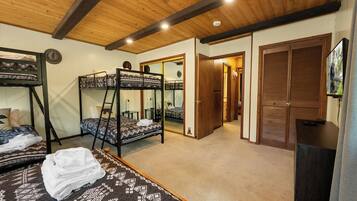 Standard House, 3 Bedrooms, Patio, Mountainside