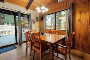 Standard-Haus, 3 Schlafzimmer, Terrasse, Bergseite | Essbereich im Zimmer