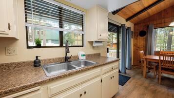Standard House, 3 Bedrooms, Patio, Mountainside | Private kitchen | Fridge, microwave, oven, stovetop
