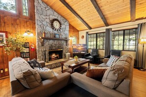 Maison Standard, 3 chambres, patio, côté montagne | Salle de séjour | Téléviseur connecté de 40 po avec télévision numérique