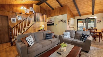 Hus – standard, 3 soverom, terrasse, ved fjell | Oppholdsrom | En 40-tommers smart-TV med digitale kanaler