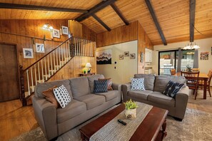 Standard-Haus, 3 Schlafzimmer, Terrasse, Bergseite | Wohnzimmer