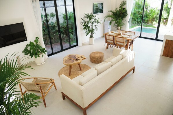 Deluxe Villa, Pool View | Living area