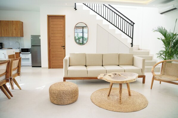 Deluxe Villa, Pool View | Living area