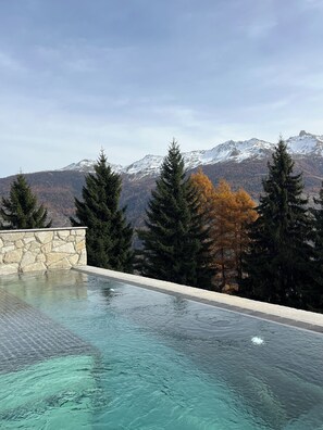 Outdoor pool, open 10:00 AM to 8:00 PM, pool loungers - Dent Blanche Resort - TemptingPlaces Collection (Hérémence)