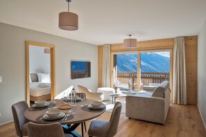 4-inch flat-screen TV with digital channels - Dent Blanche Resort - TemptingPlaces Collection (Hérémence)