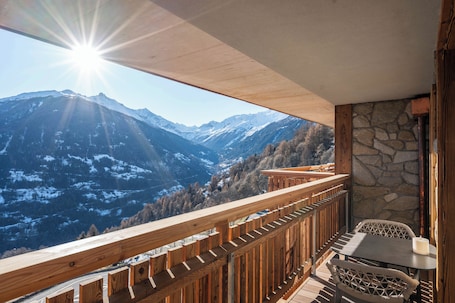 Terrace/patio. Dent Blanche Resort - TemptingPlaces Collection