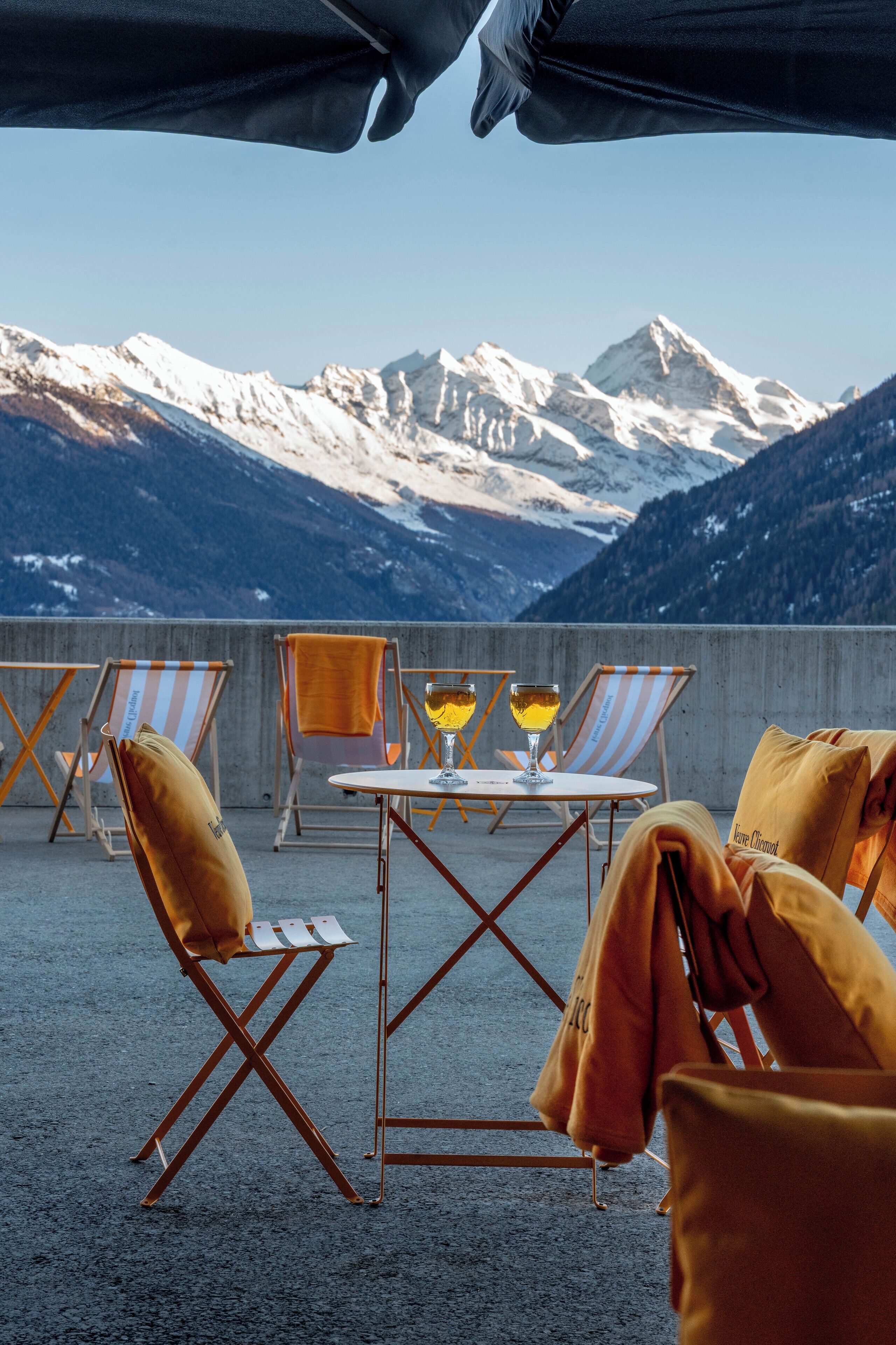 2 bars/lounges, wine bar