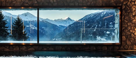 Piscina externa, funciona das 10h às 20h, espreguiçadeiras