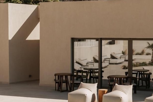 2 outdoor pools