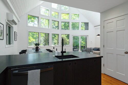 Rhinebeck Chalet: Modern Stylish Retreat