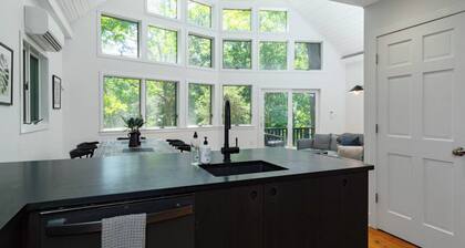 Rhinebeck Chalet: Modern Stylish Retreat