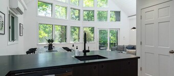 Rhinebeck Chalet: Modern Stylish Retreat