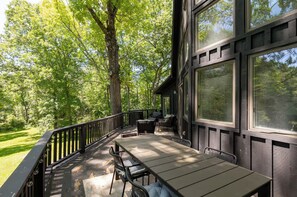 Outdoor dining - Rhinebeck Chalet: Modern Stylish Retreat (Rhinebeck)