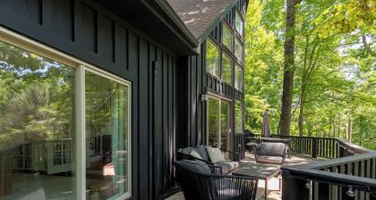 Rhinebeck Chalet: Modern Stylish Retreat