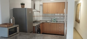 Kühlschrank, Mikrowelle, Wasserkocher mit Kaffee-/Teezubehör