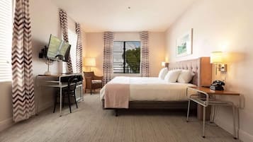 Desk, iron/ironing board, WiFi, bed sheets