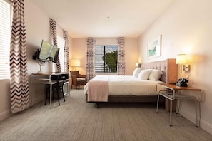 Escritorio, tabla de planchar con plancha, wifi y ropa de cama