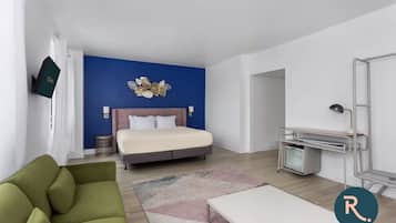 Desk, iron/ironing board, WiFi, bed sheets