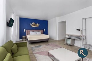 مكتب ومكواة/لوح كي وواي فاي وملاءات أسرّة