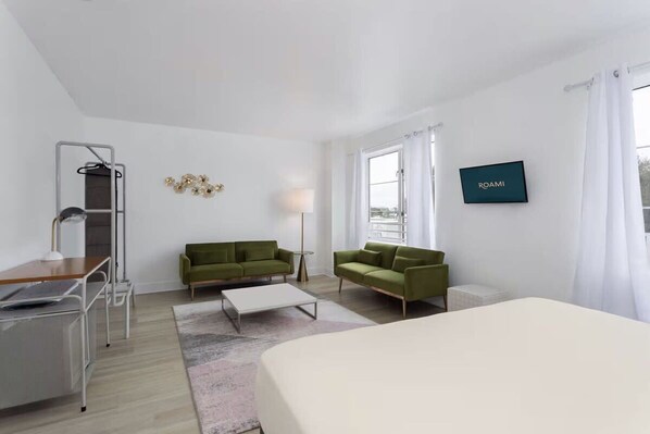 Työpöytä, silitysrauta/-lauta, Wi-Fi, vuodevaatteet