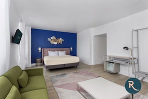 مكتب ومكواة/لوح كي وواي فاي وملاءات أسرّة