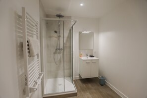 Shower, towels